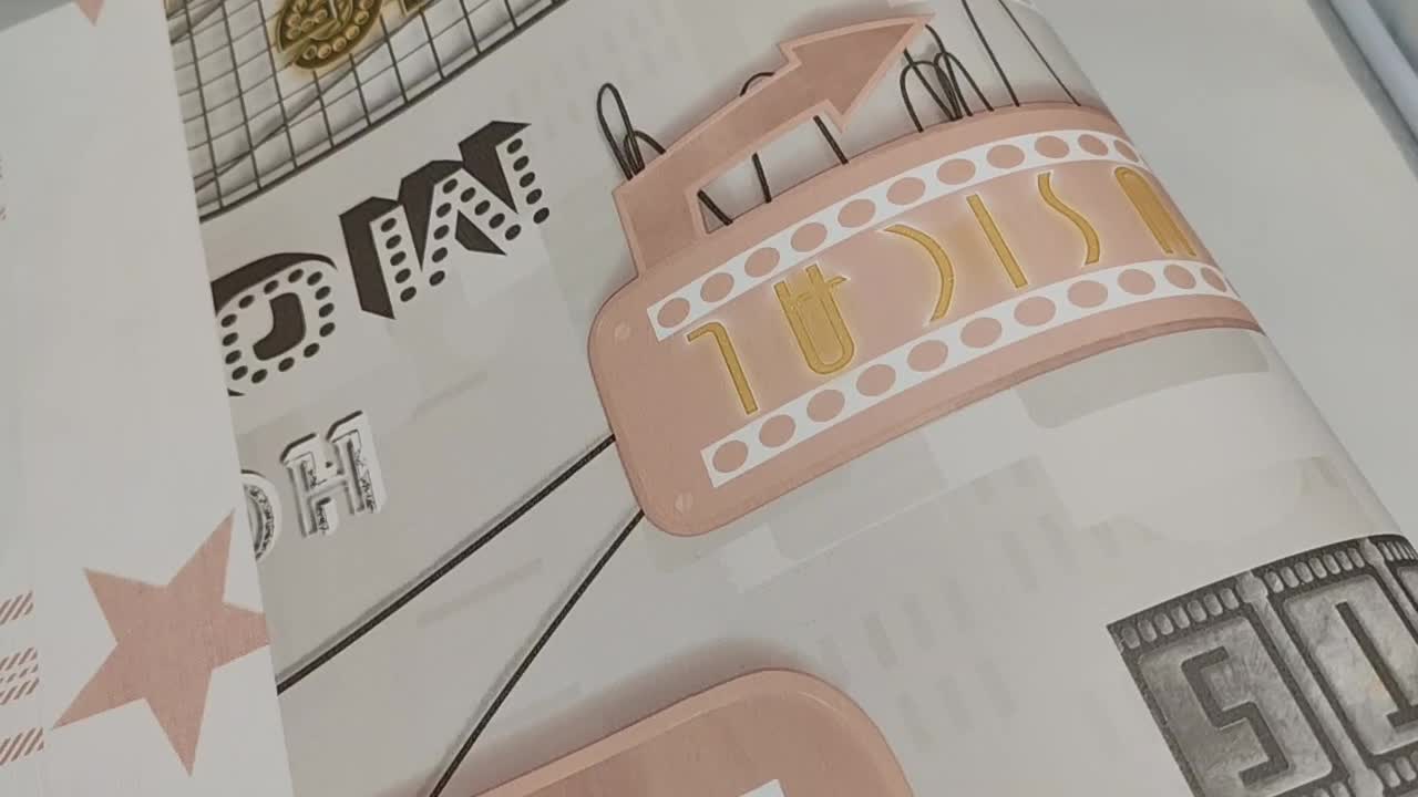 Rózsaszín kamasz lány szobábai tapéta neon reklám felirattal