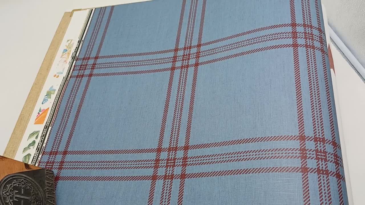Kék vlies design tapéta skótkockás mintával