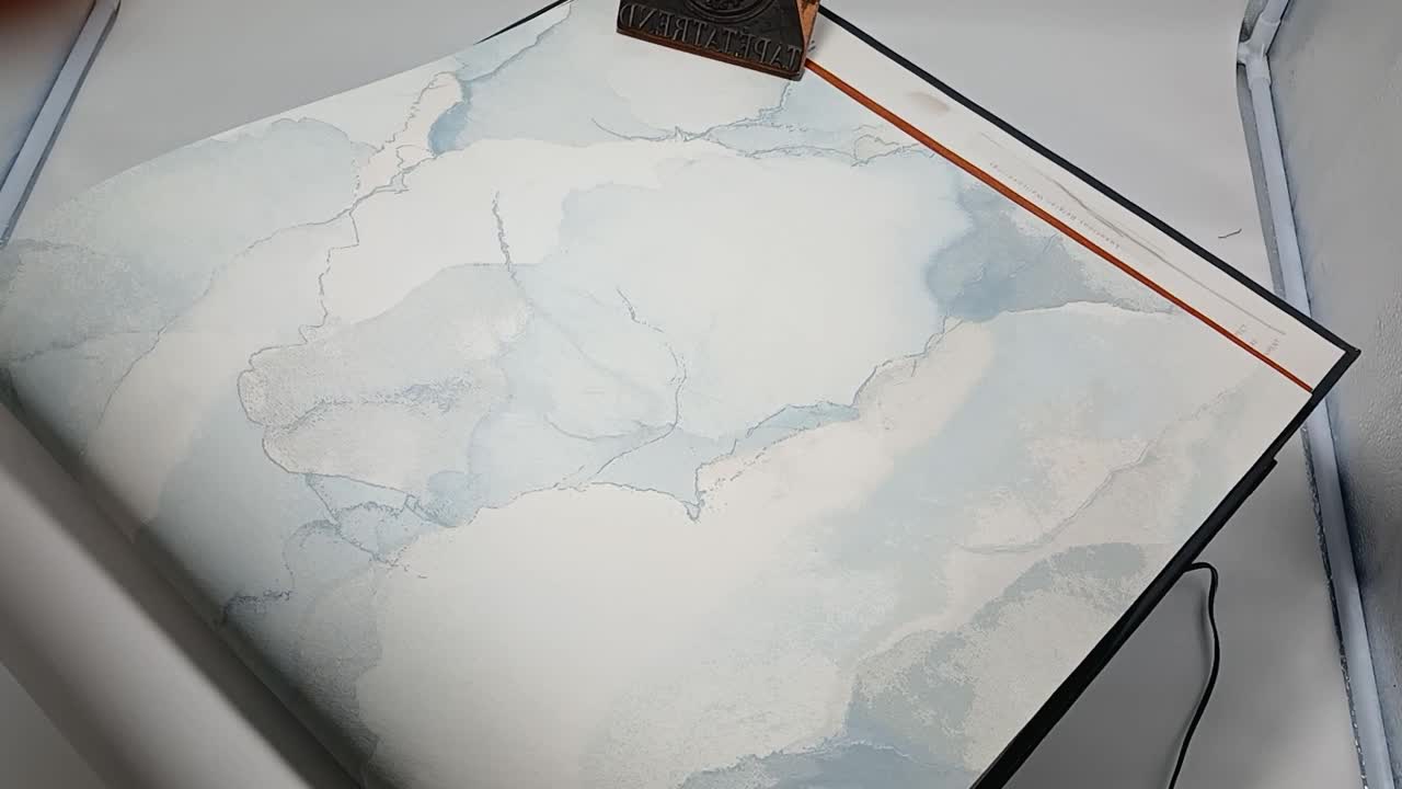 Kék design tapéta hegyvonulat mintával minimál stílusban