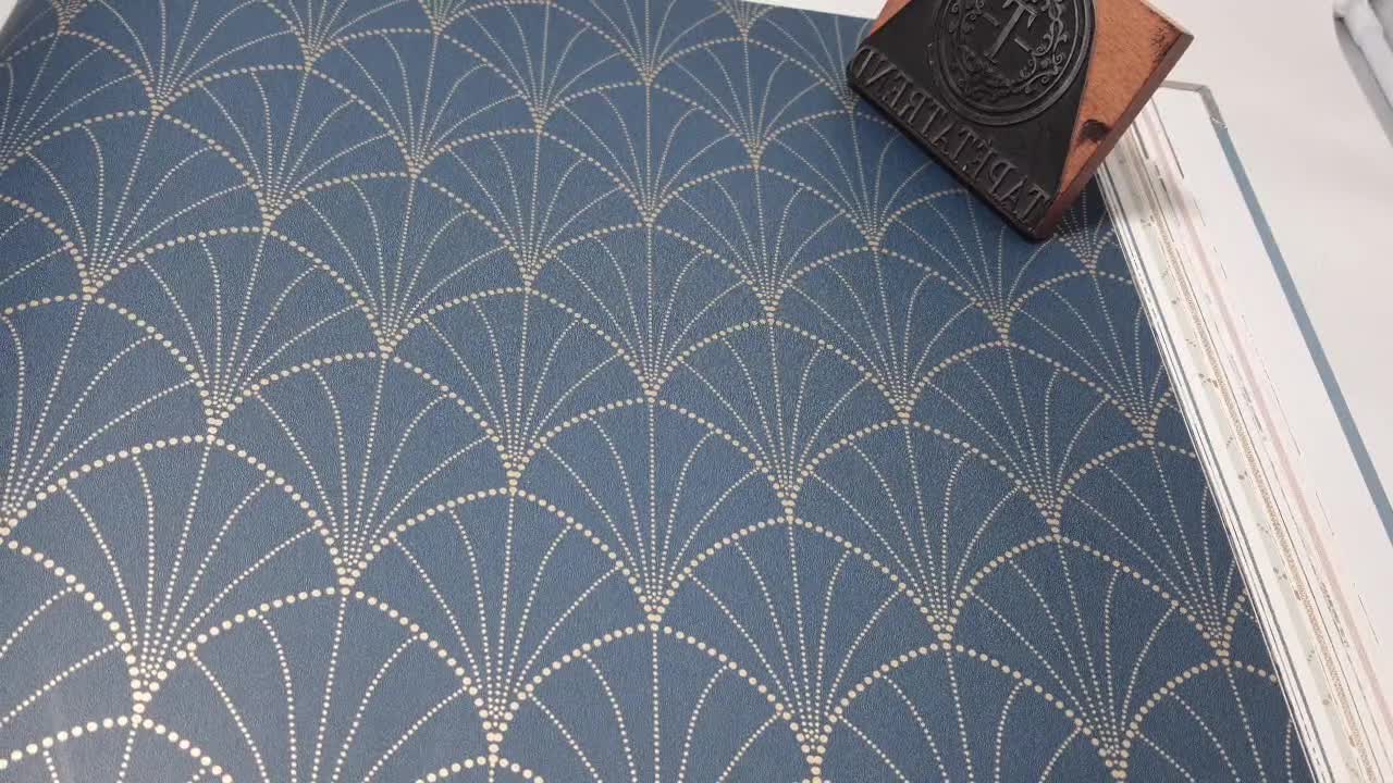 Art deco vlies tapéta, petrolkék alapon arany art deco mintával