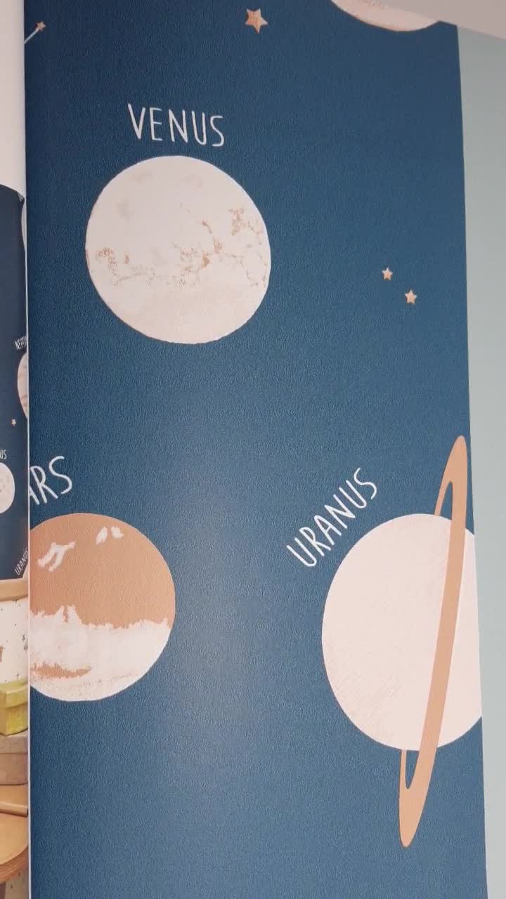 Bolygó mintás vlies gyerek szobai tapéta kék színvilágban