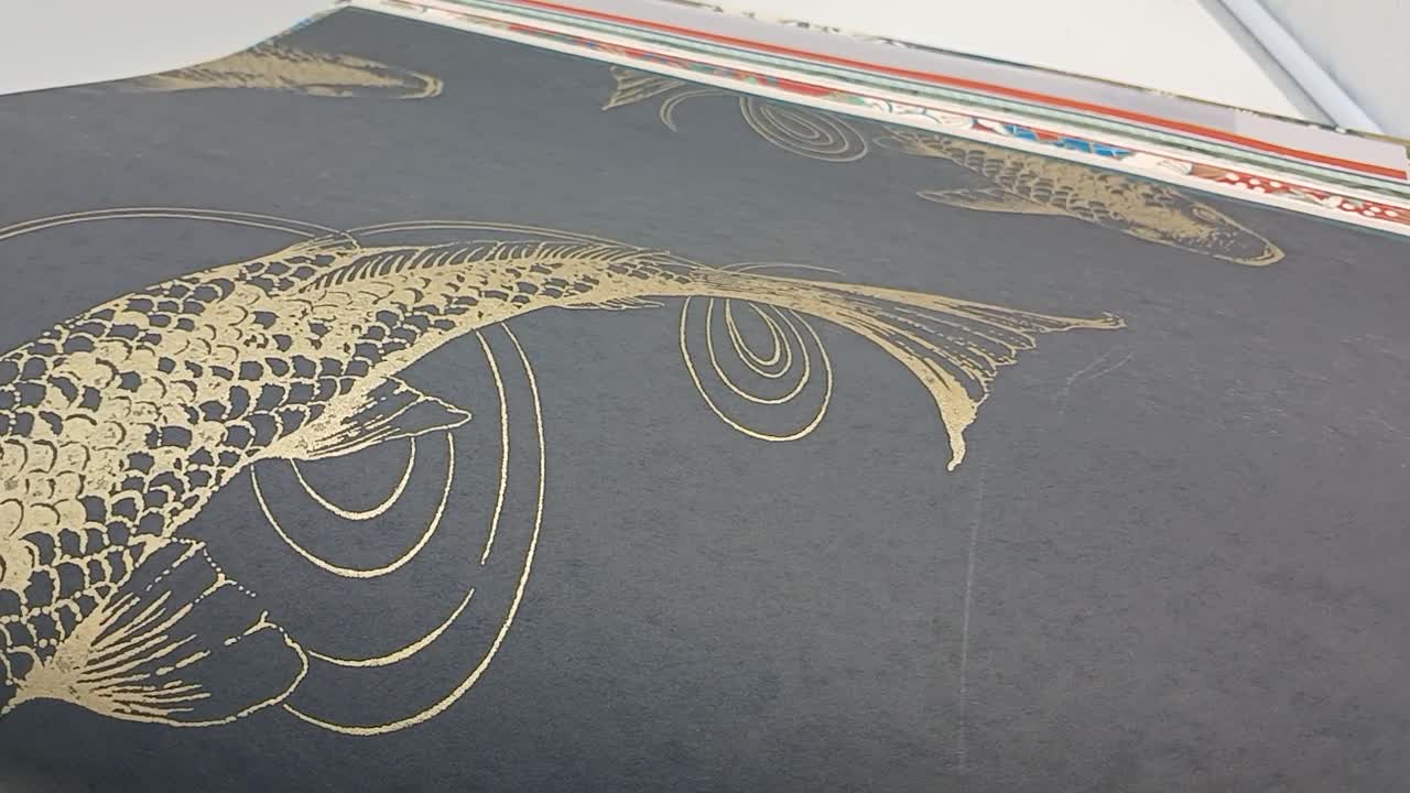 Design tapéta keleti stílusban koi ponty mintával fekete, arany színben