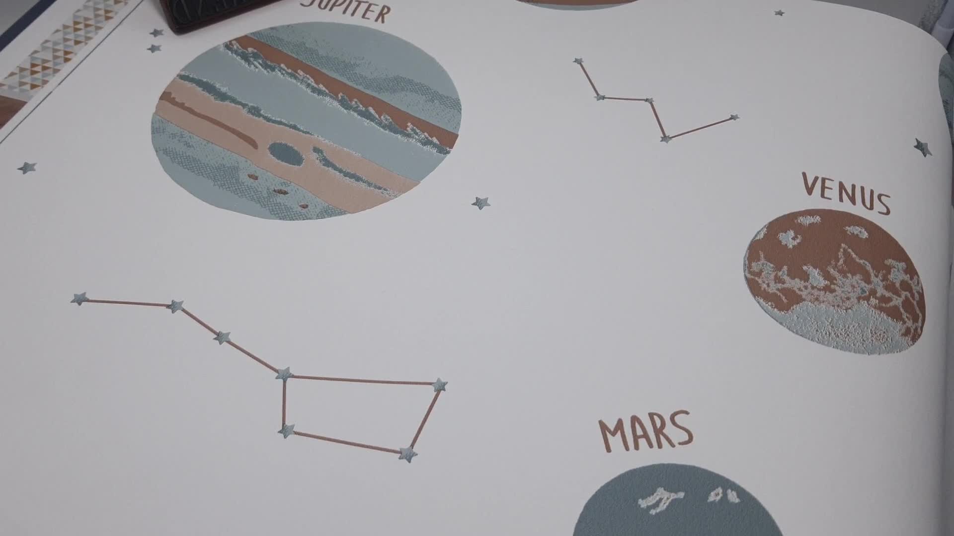 Bolygó és csillagjegyek mintás vlies gyerek tapéta fehér alapon