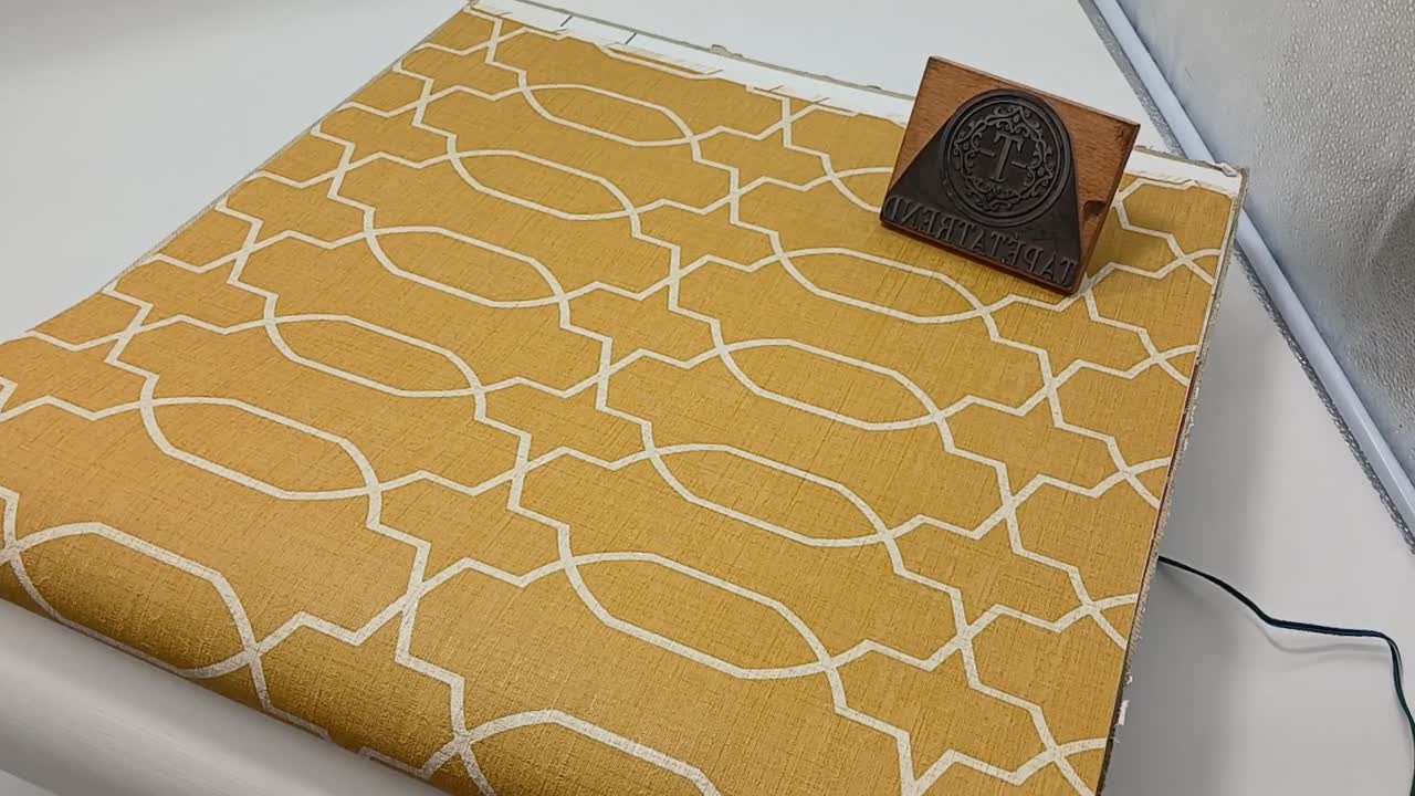 Sárga vinyl mosható dekor tapéta textil hatású alapon geometrikus mintával