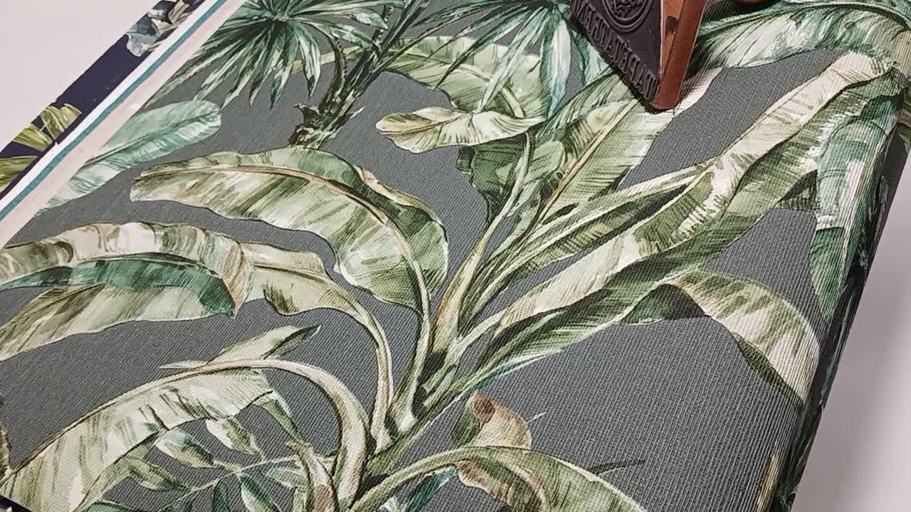 Szürke alapon zöld botanikus mintás vlies design tapéta