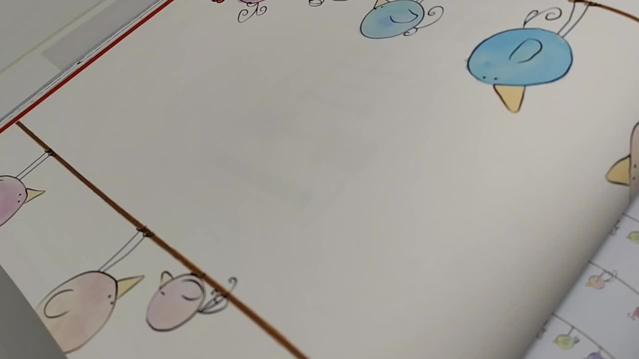 Gyerektapéta kedves rajzolt színes madár mintával