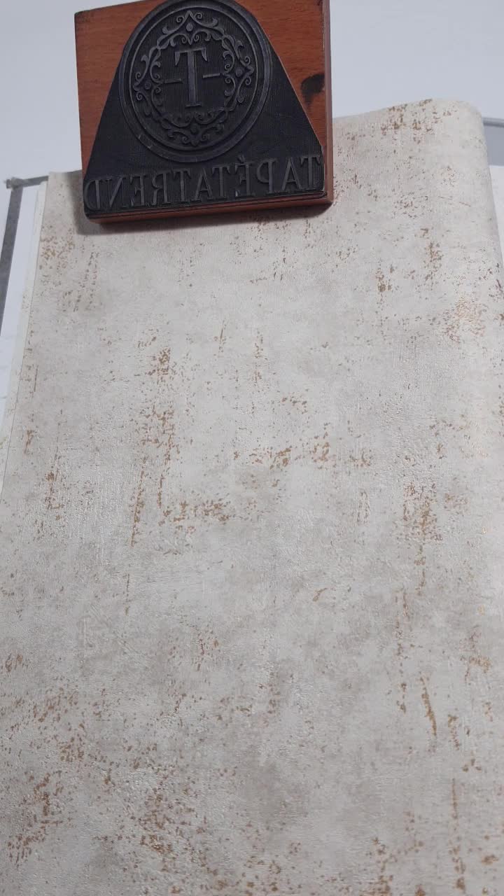 Világosbarna betonhatású vlies design tapéta arany foltos hatással