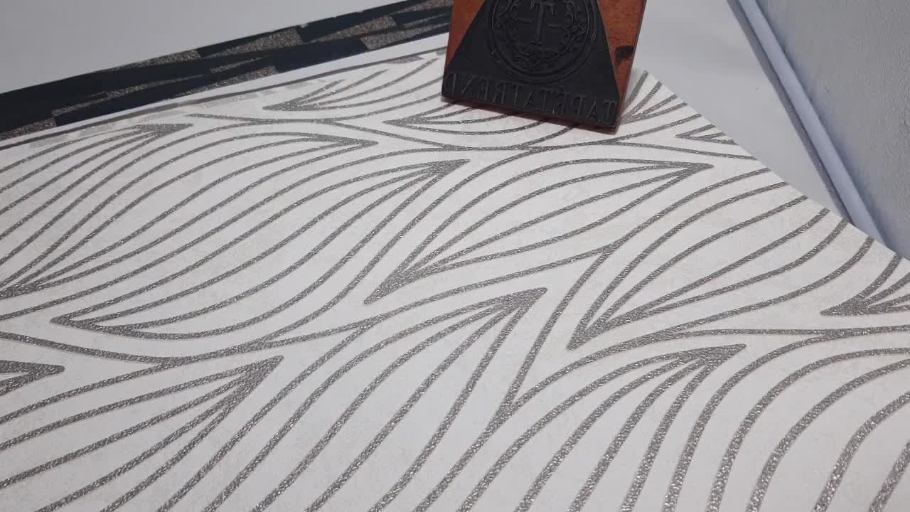 Krémfehér ezüst minimalista design tapéta levél mintával