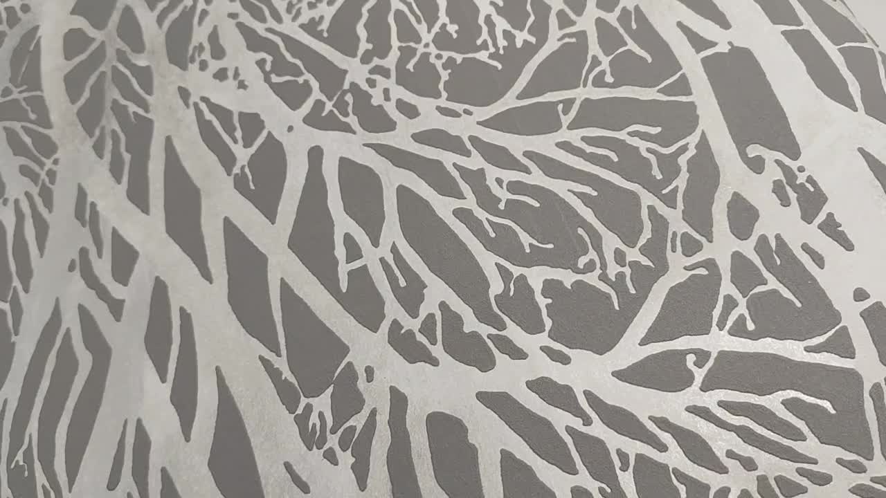 Szürke skandináv hangulatú faág mintás vlies dekor tapéta