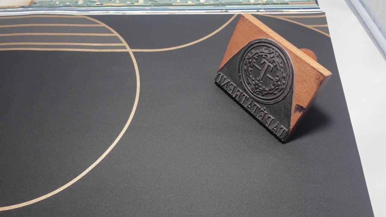 Art deco mintás nagy léptékű fekete arany színű tapéta