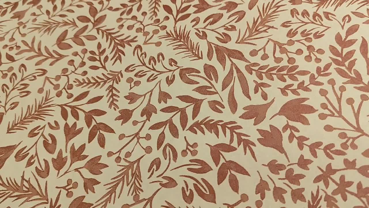 Apró vörösesbarna levélmintás vlies design tapéta