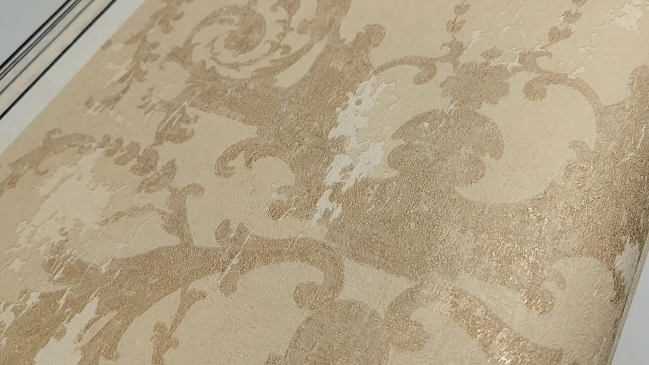 Design tapéta barokk mintával koptatott vakolat hatású alapon
