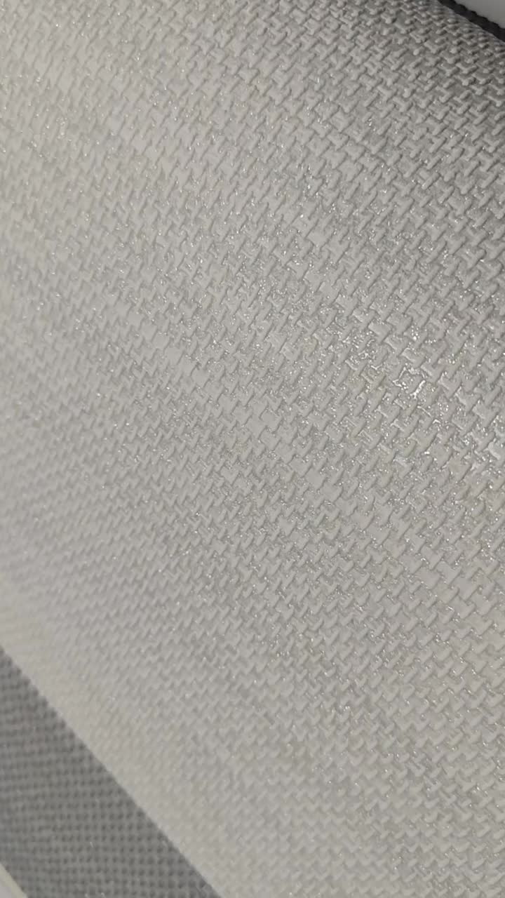 Sturktúrált krémfehér habos felületű vlies dekor tapéta enyhén csillámos felülettel