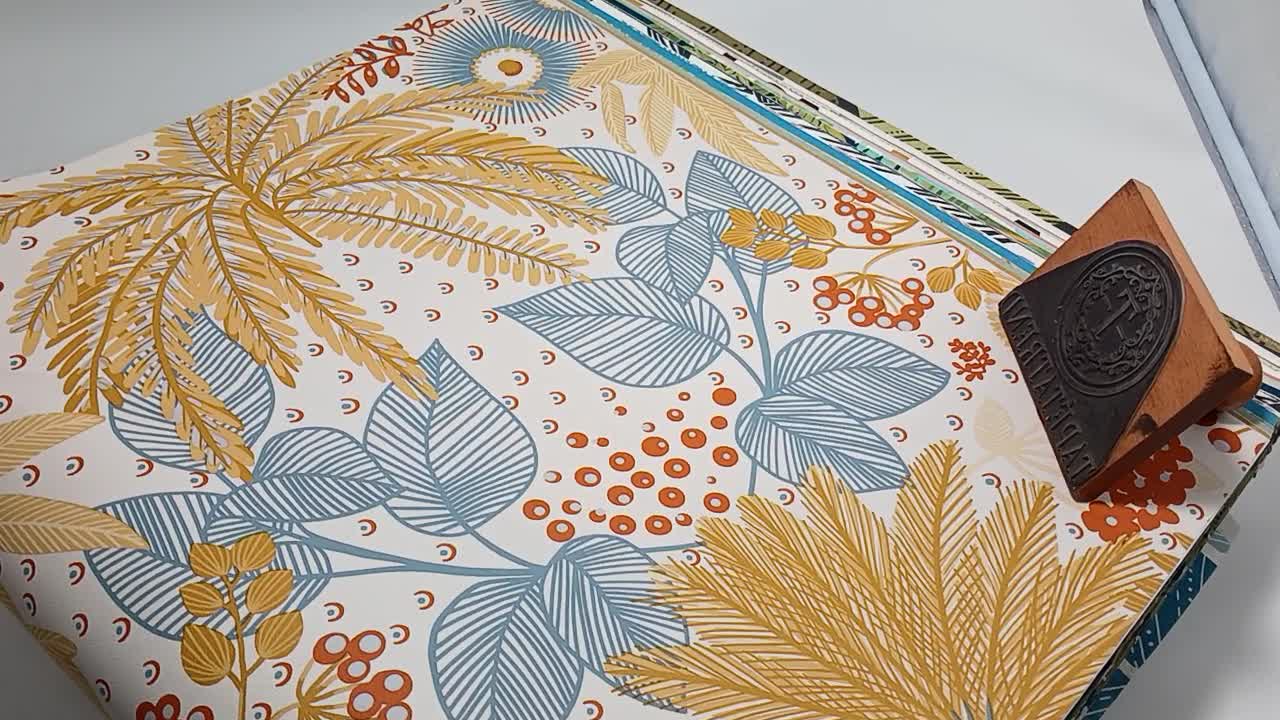 Levélmintás dekor tapéta okker sárga színekkel