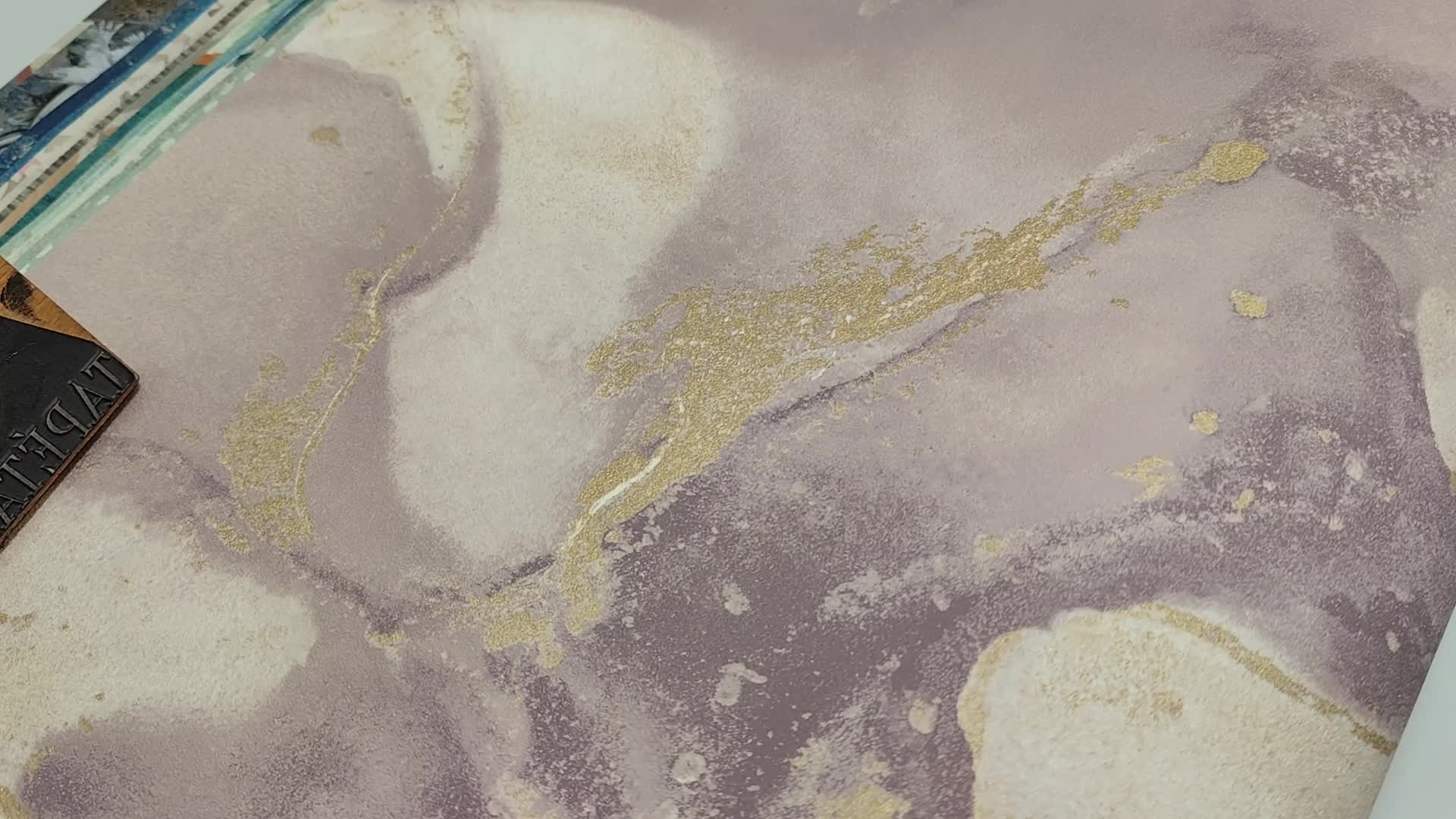 Lila arany metál ásvány márvány mintás vlies design tapéta