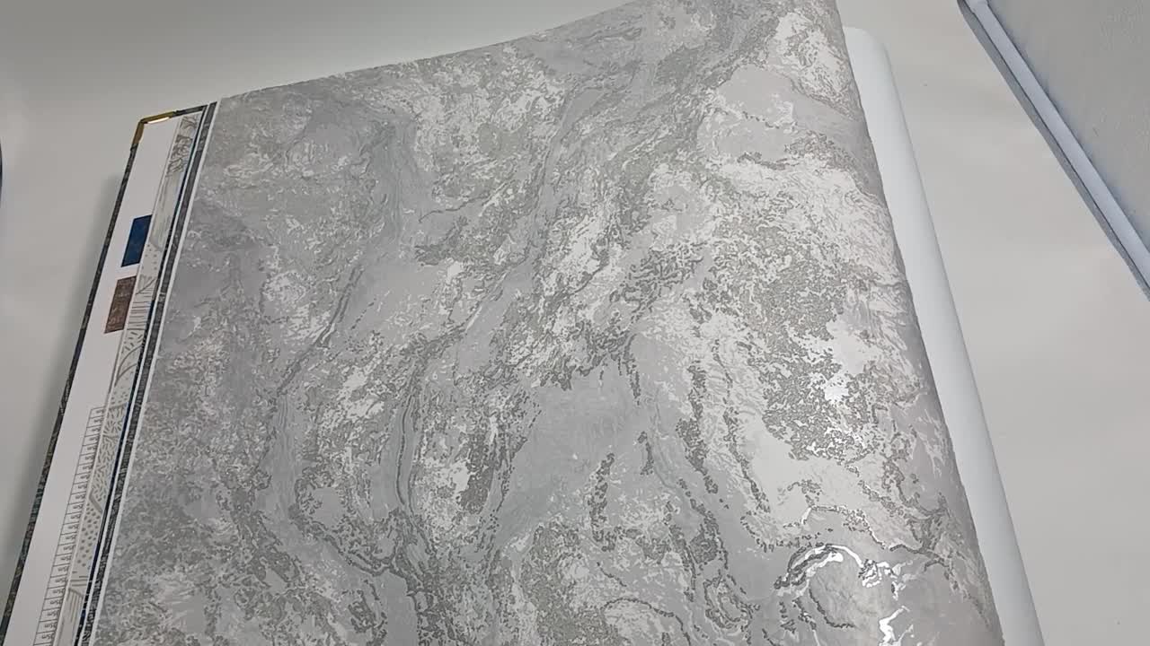 Üveggyöngyös ezüst metál strukturált design tapéta márvány hatású mintával