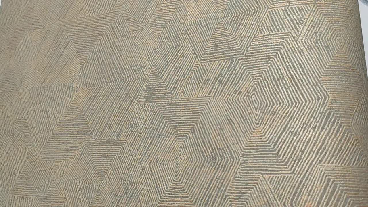 Design tapéta barna strukturált geometrikus mintával