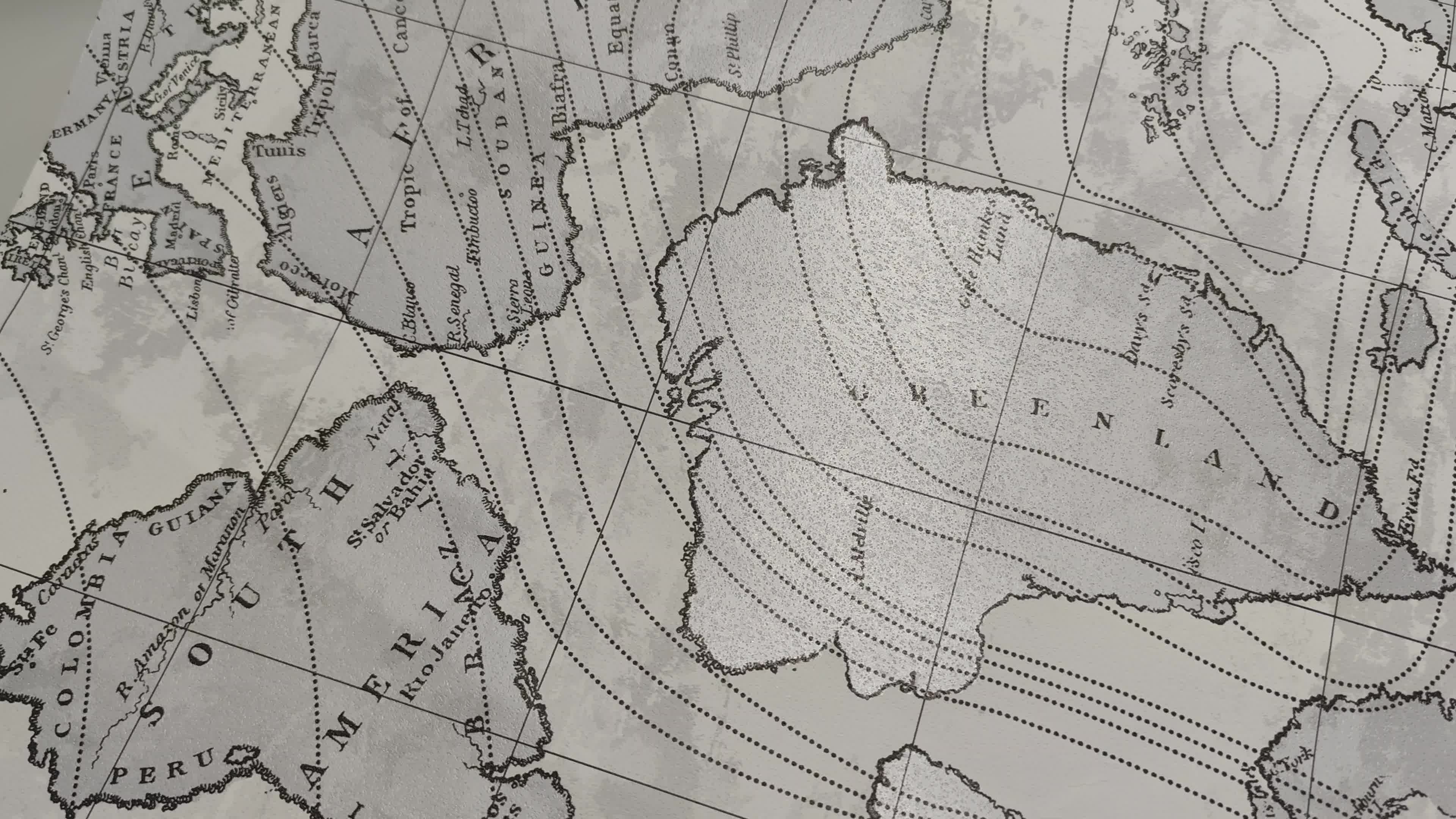 Szürke térkép mintás vlies tapéta kamasz szobába