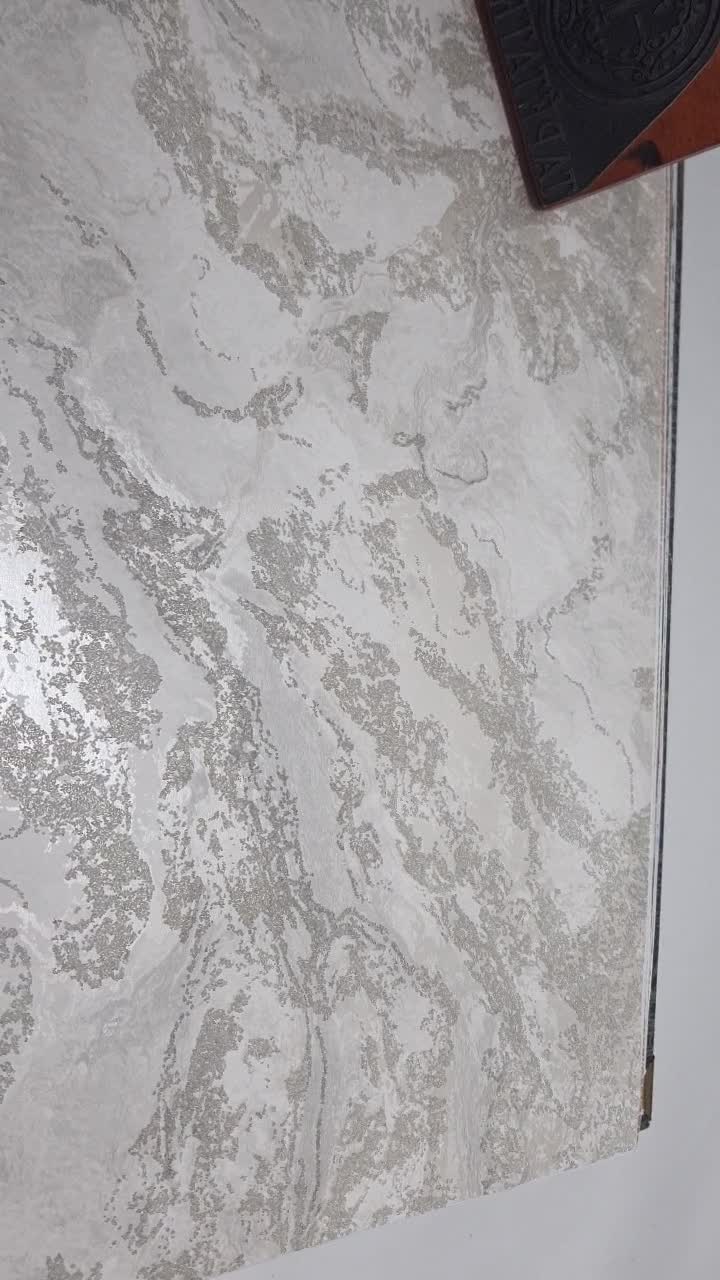 Üveggyöngyös bézs metálos fényű márvány mintás vlies design tapéta