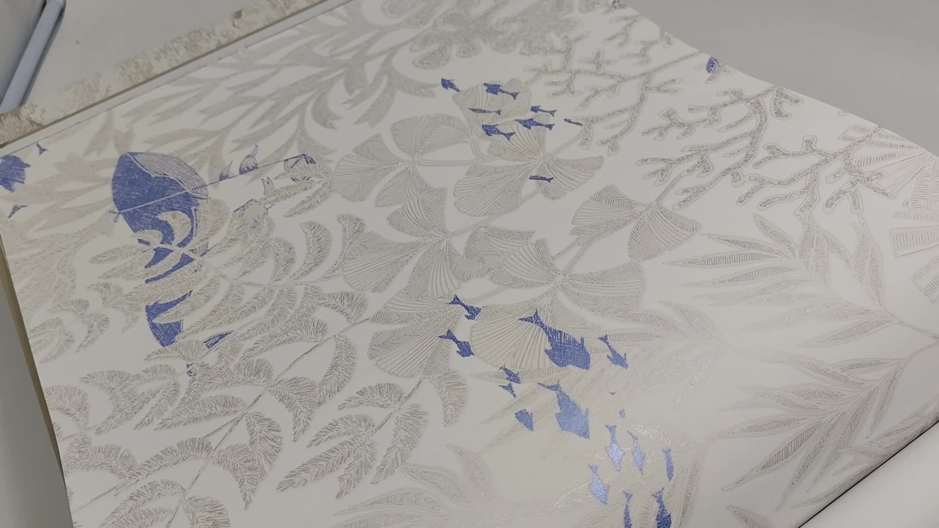 Design tapéta fehér tengeri botanikus és kék bálna medúza mintákkal