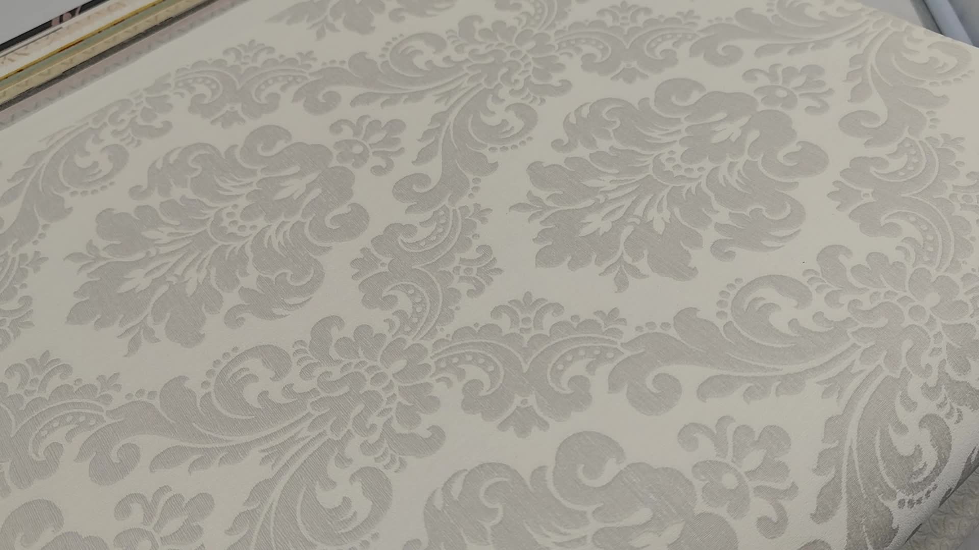 Barokk mintás tapéta krémfehér alapon szürkés barokk mintával