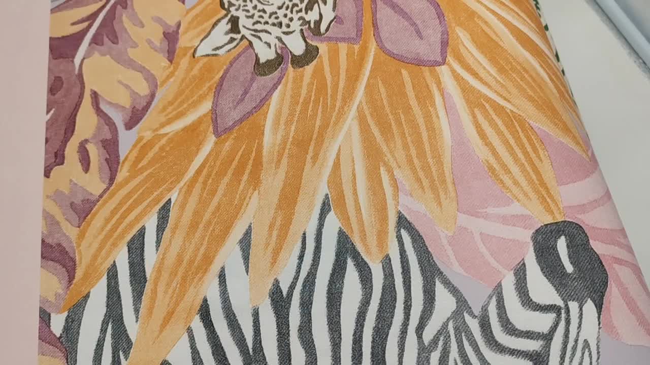 Rózsaszín gyerektapéta zebra zsírás és pálmalevél mintával