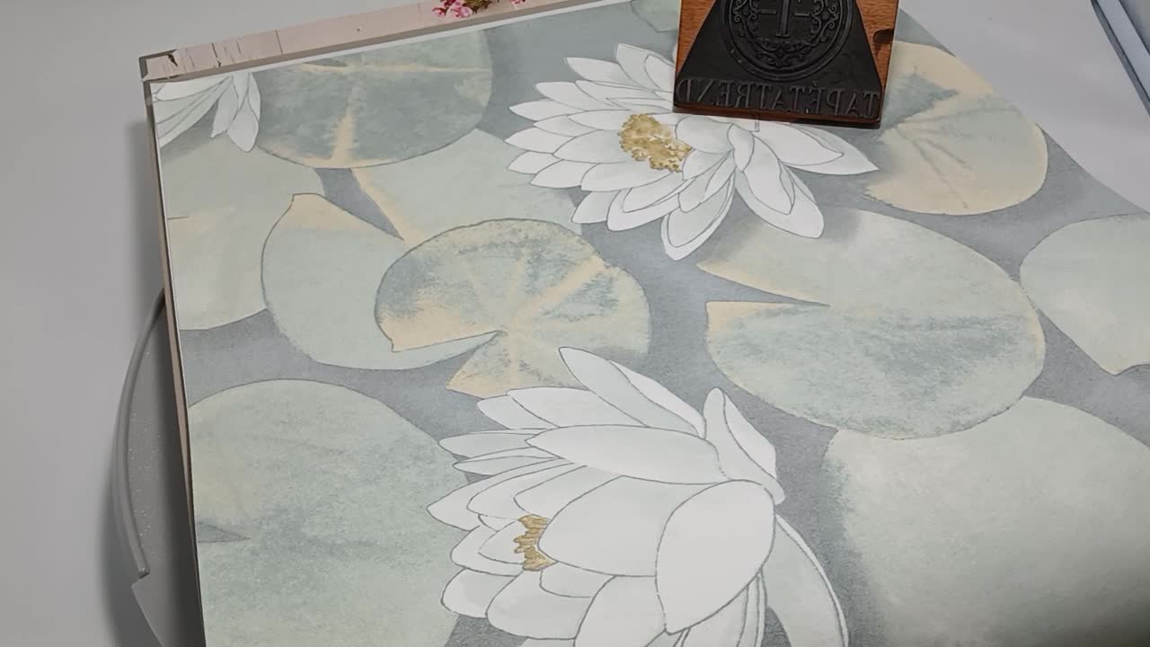 Vizililiom mintás casadeco design tapéta zsálya színben