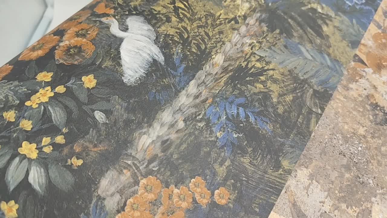 Kék színű design tapéta darumadár és trópusi mintával