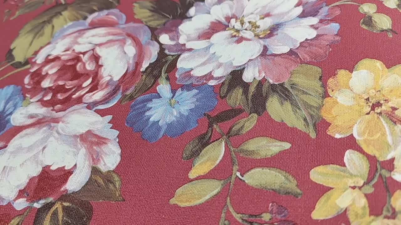 Piros design tapéta klasszikus rózsa mintákkal