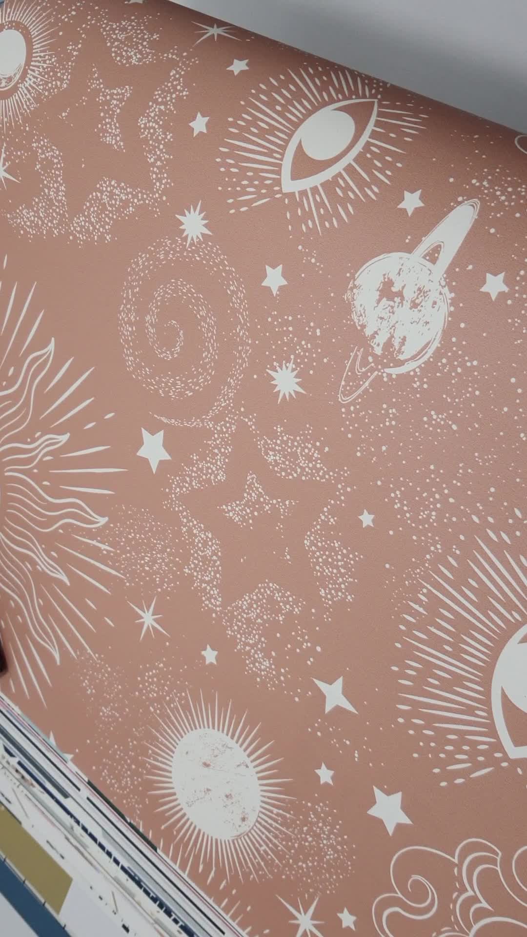 Kamasszobai design tapéta bolygó mintával lazac színben