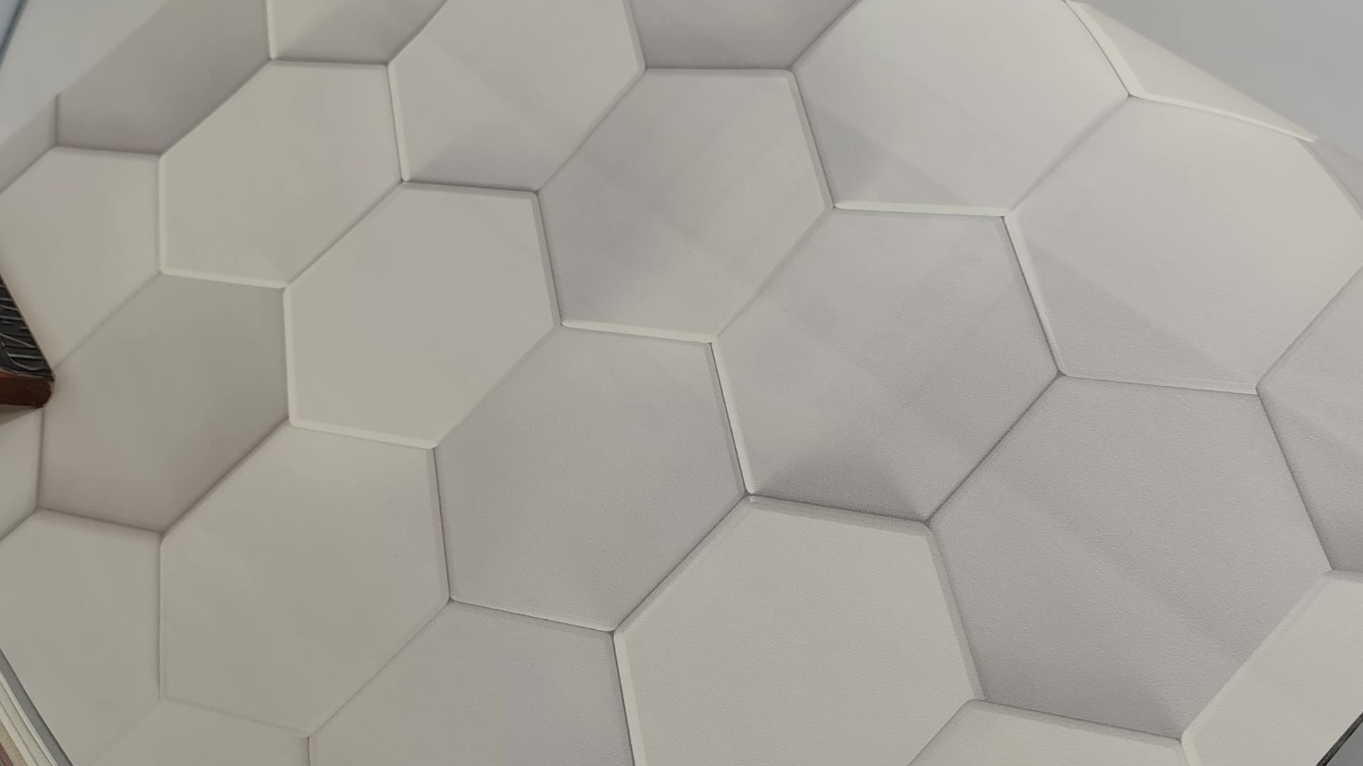 Szürke design tapéta 3D hatású méhsejt geometrikus mintával