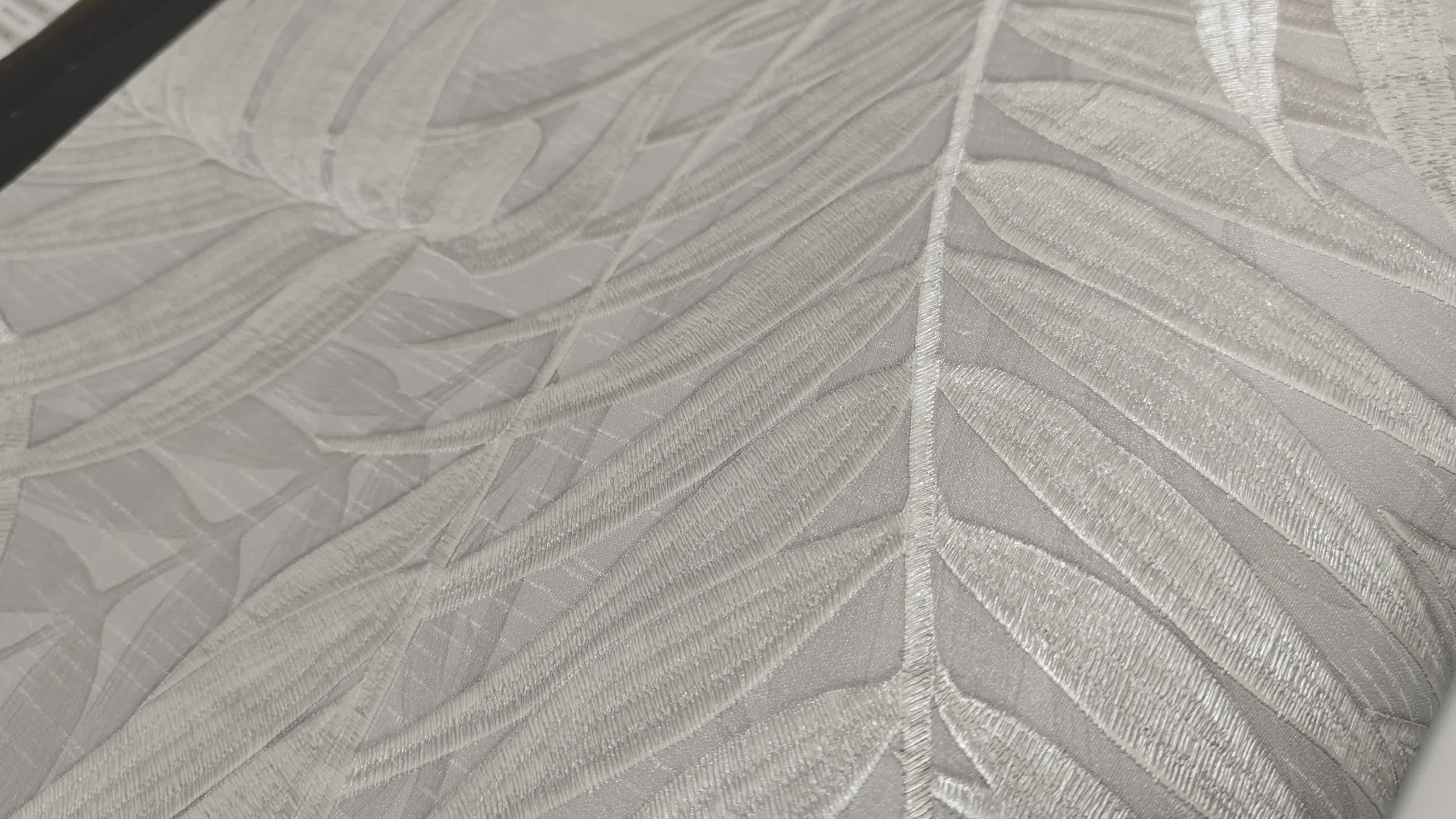 Design tapéta szürke hímzett hatású levél mintával