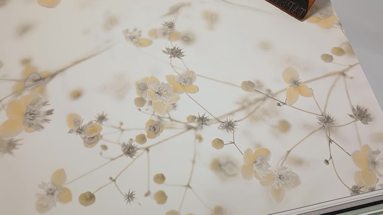 Sárga apró romantikus virágmintás design tapéta