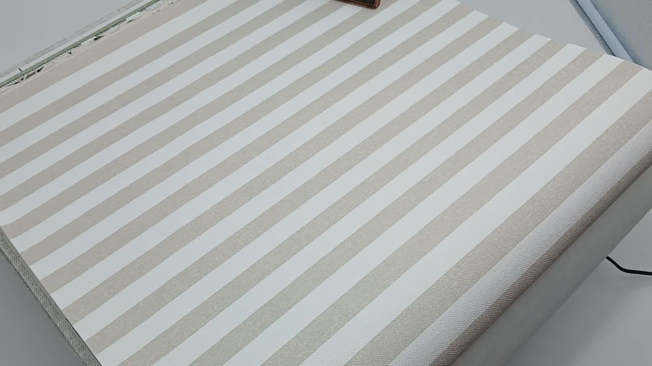 Bézs csíkos mintás textilhatású design tapéta