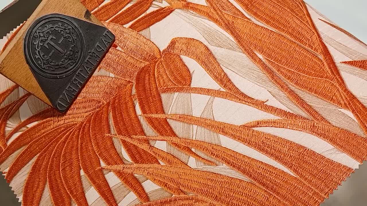 Pálmalevél mintás design tapéta hímzett hatású mintával narancsos színvilágban