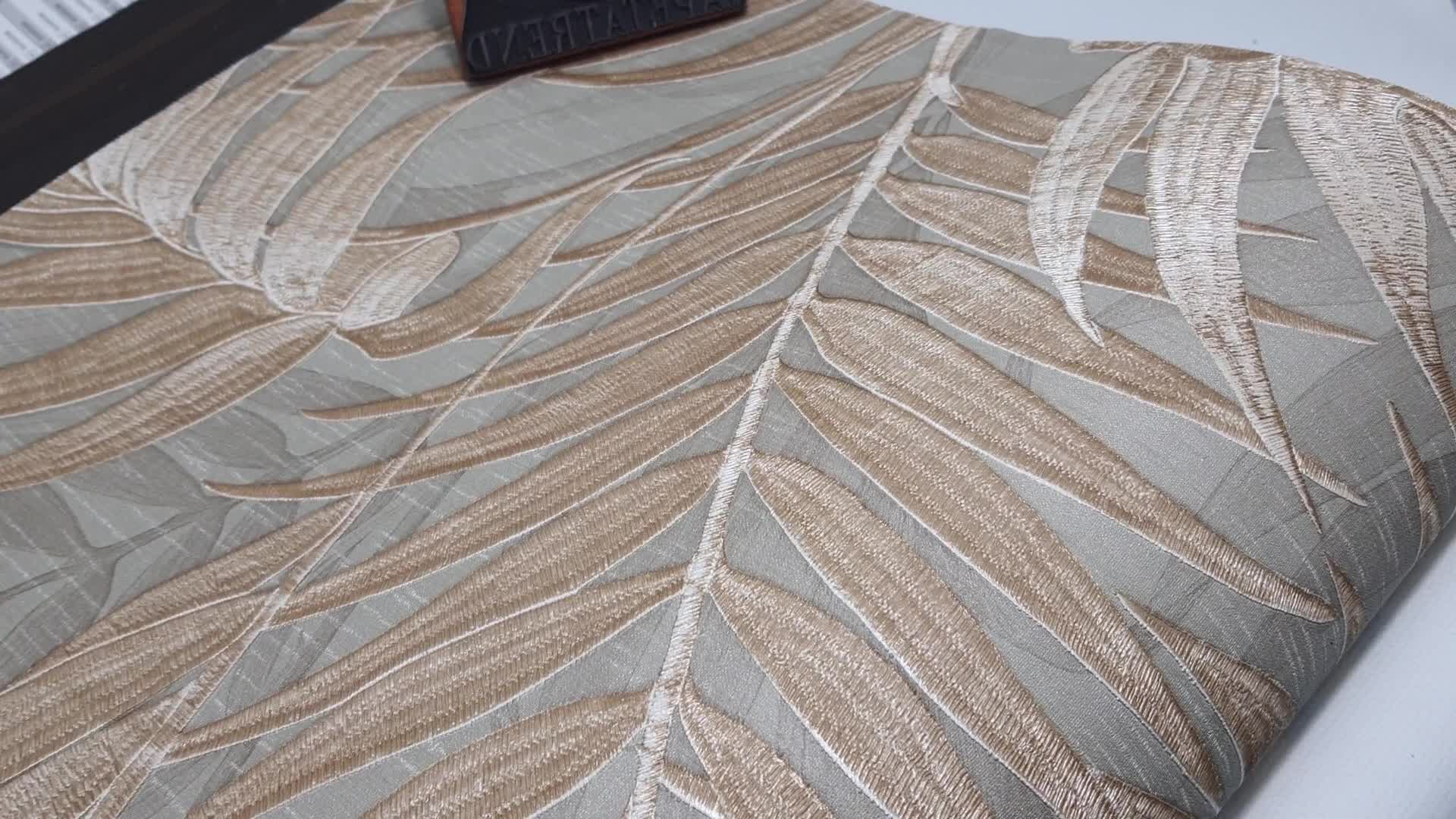 Szürke alapon bézs pálmaleveles hímzett hatású vlies design tapéta