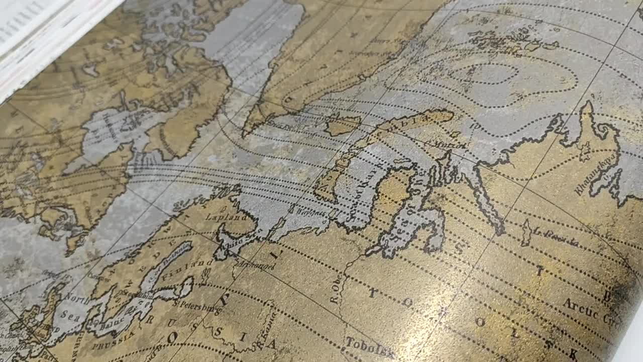 Térkép mintás vlies gyerektapéta antracit barnás színekkel