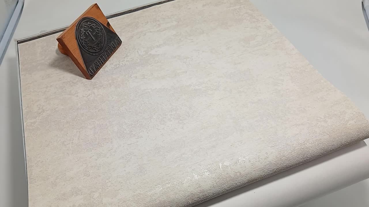 Bézs antik koptatott fal hatású vlies desgin tapéta