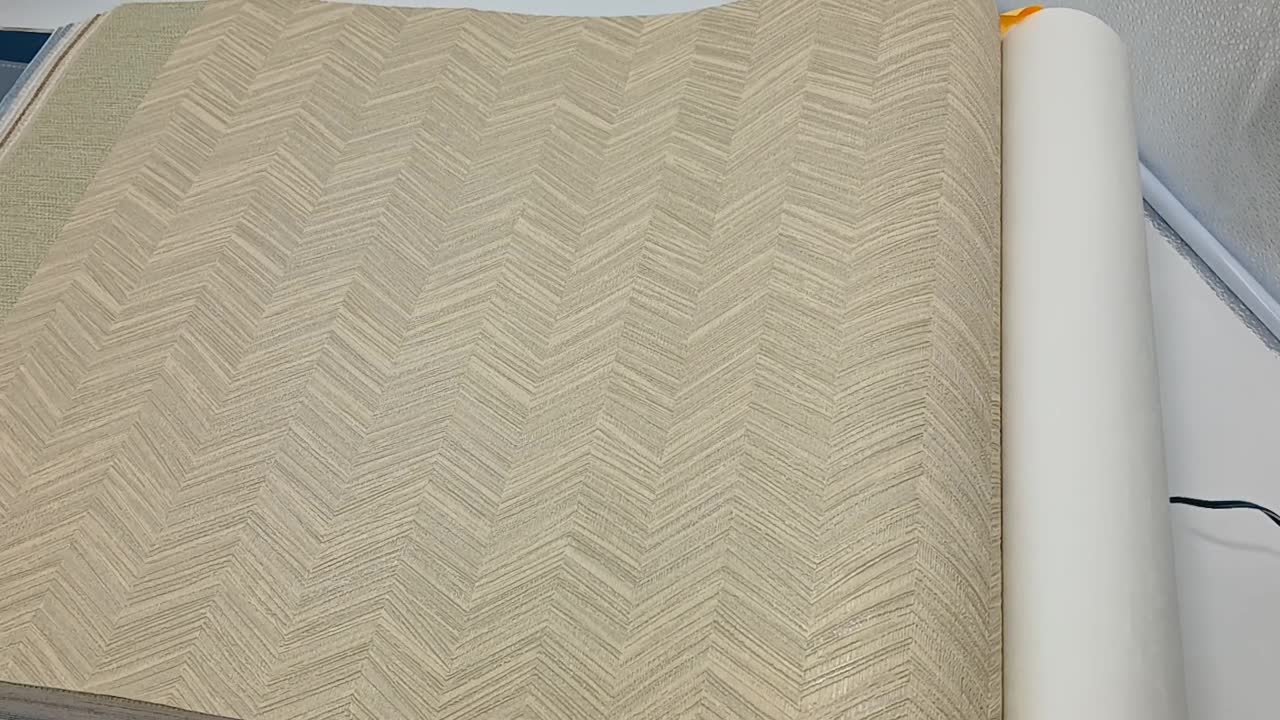 Elegáns olasz chevron mintás tapéta világos arany színben