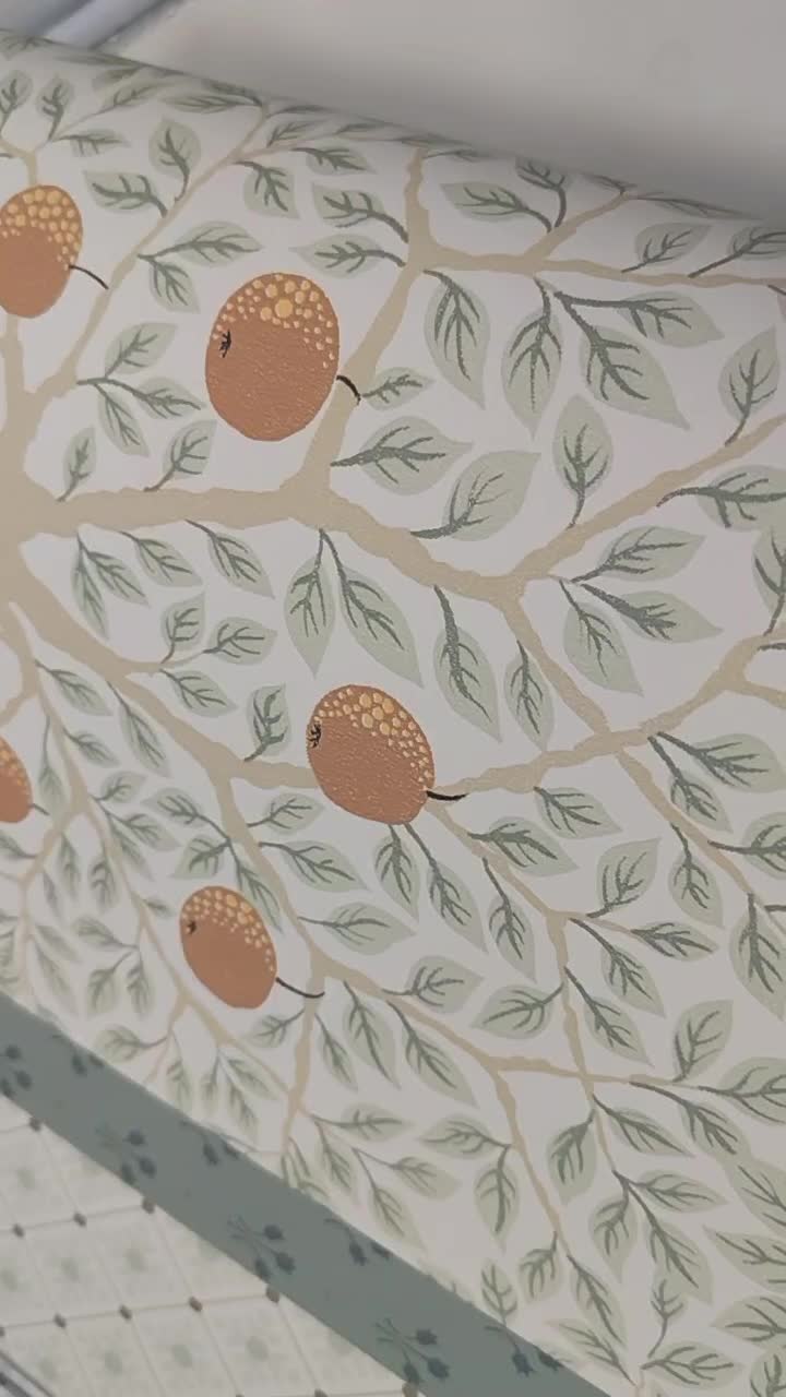 Brit country stílusú gyümölcs fa mintás tapéta fehér alapon zöld, drapp és sárga színben