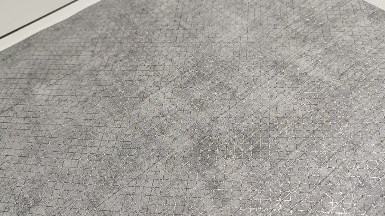 Design tapéta szürke alapon apró metálos geometrikus mintával