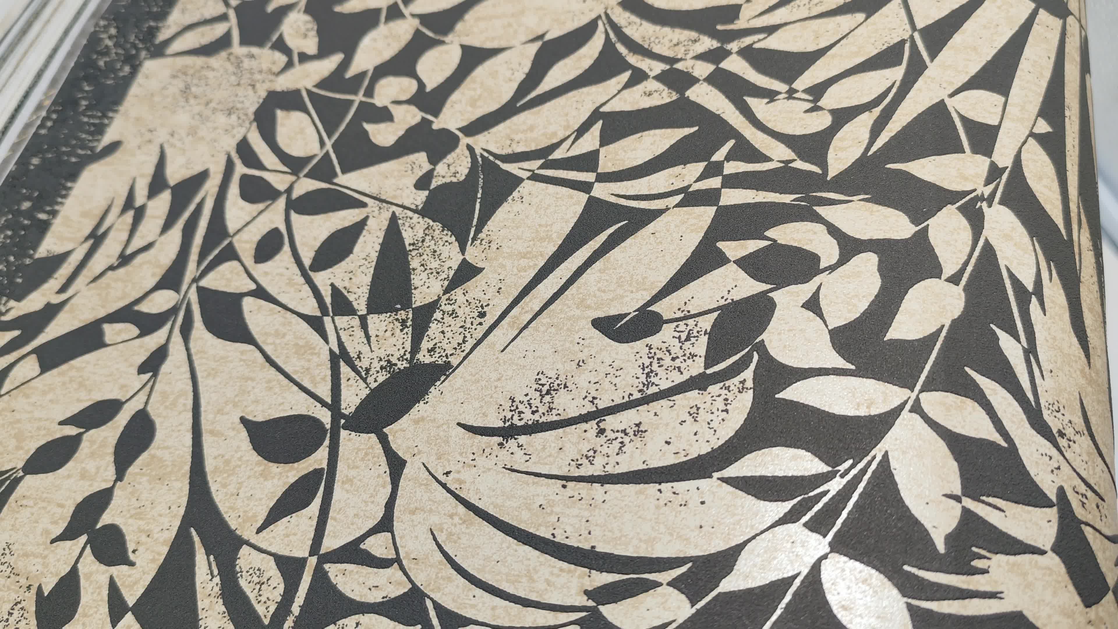 Fekete arany metálos levélmintás dekor tapéta