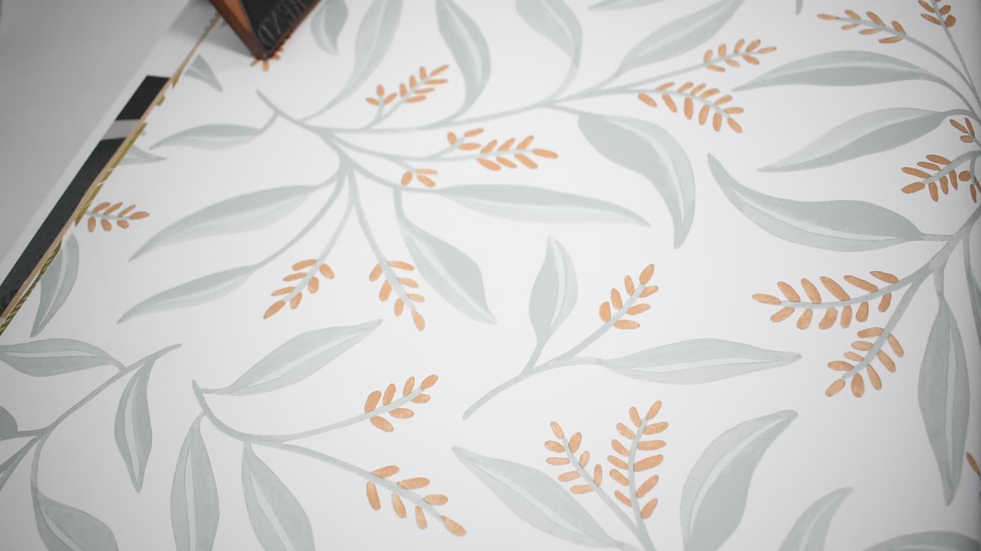 Design tapéta fehér alapon halványzöld leveles mintával