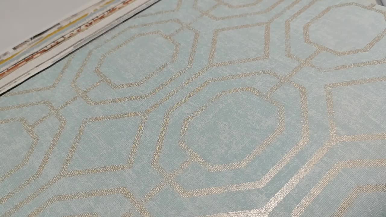 Design tapéta halványkék alapon metálos fényű geometrikus mintával