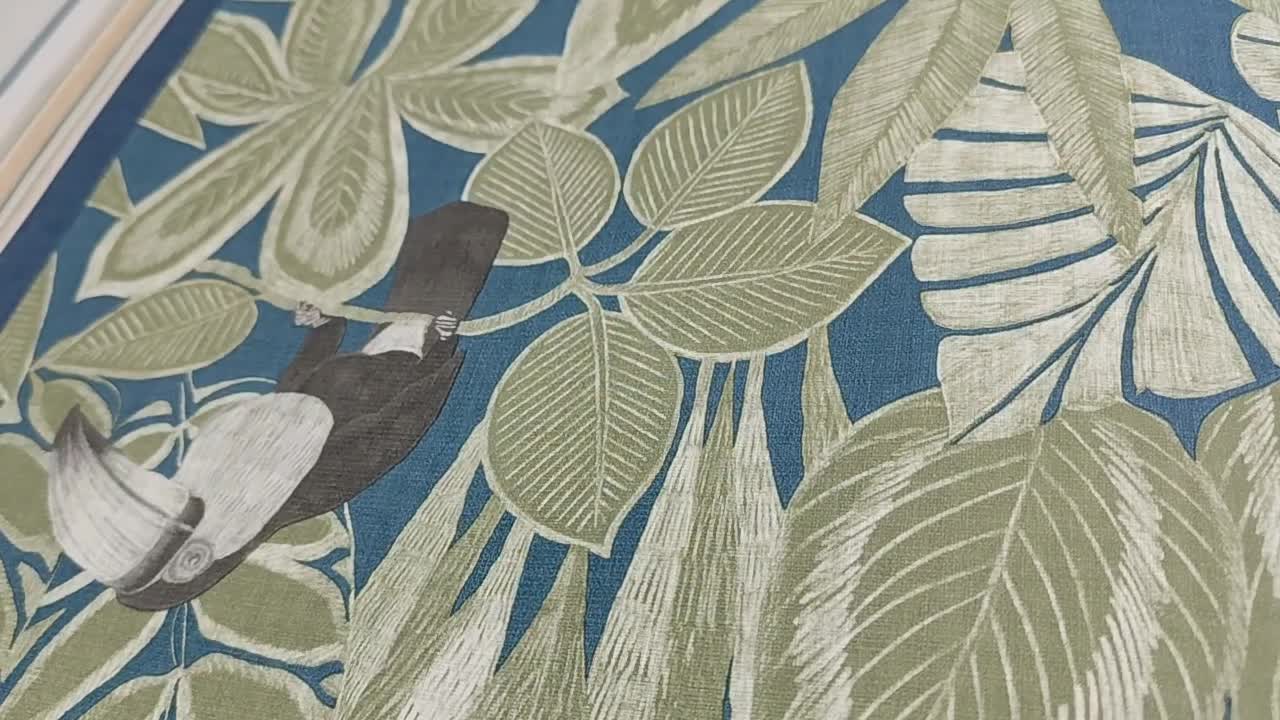 Design tapéta kék zöld tukán madár és botanikus mintával