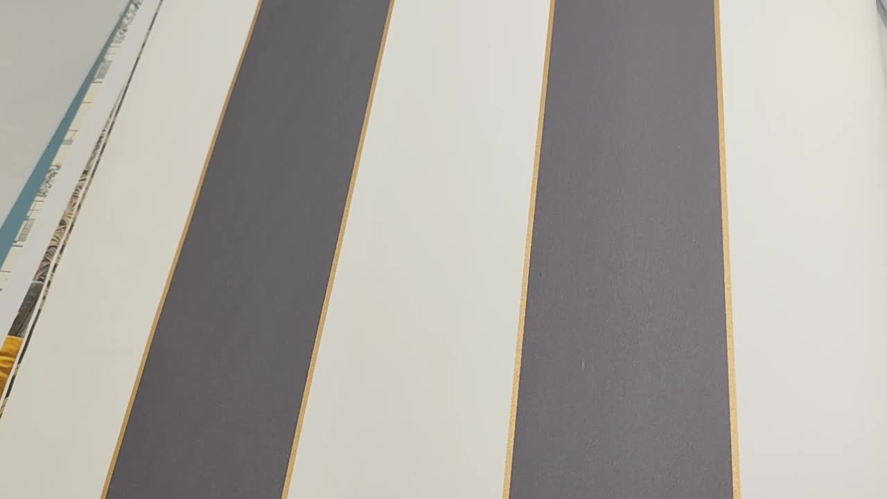 Fekete fehér csíkos design tapéta arany elválasztással