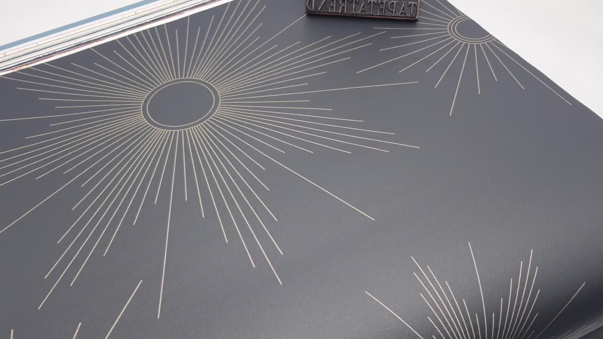 Fekete alapon arany napok mintázatú design tapéta