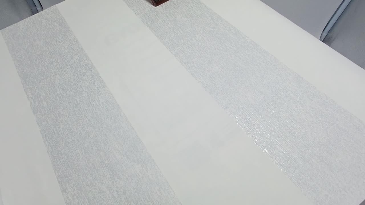 Szürke csíkos mintás dekor tapéta vastag csíkokkal