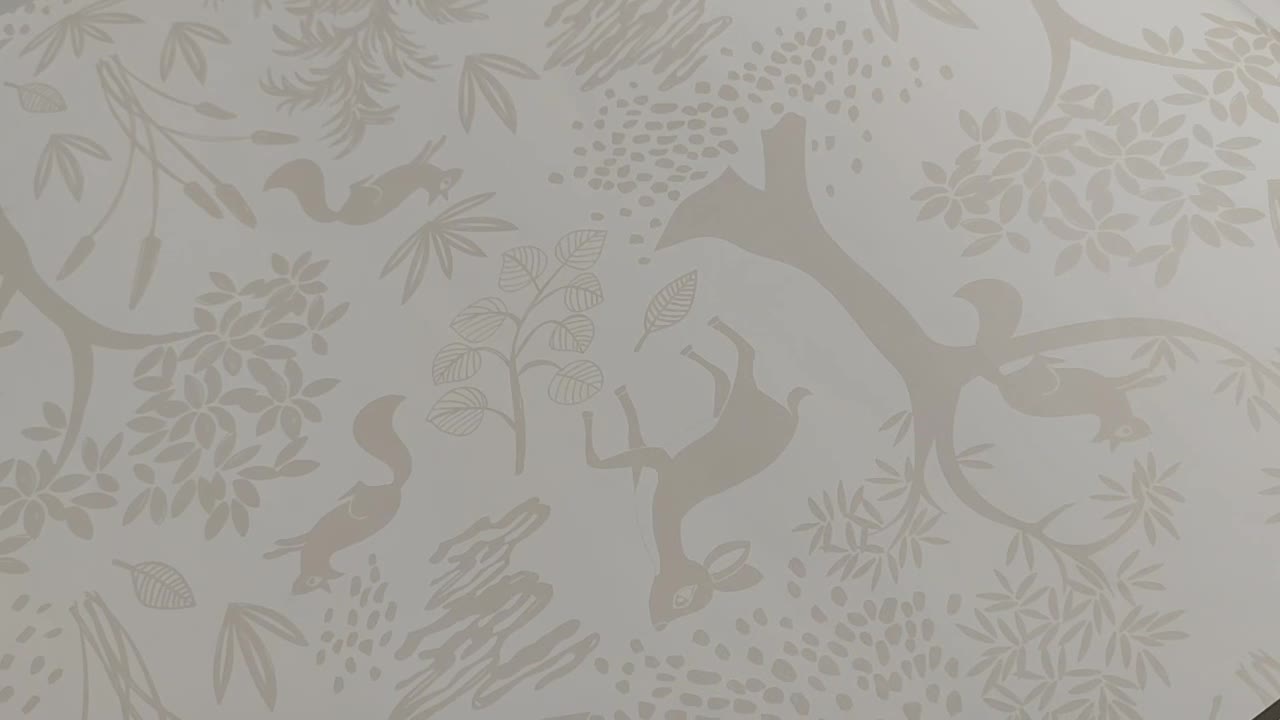 Erdei állat és fa mintás gyerek design tapéta szürkés színben