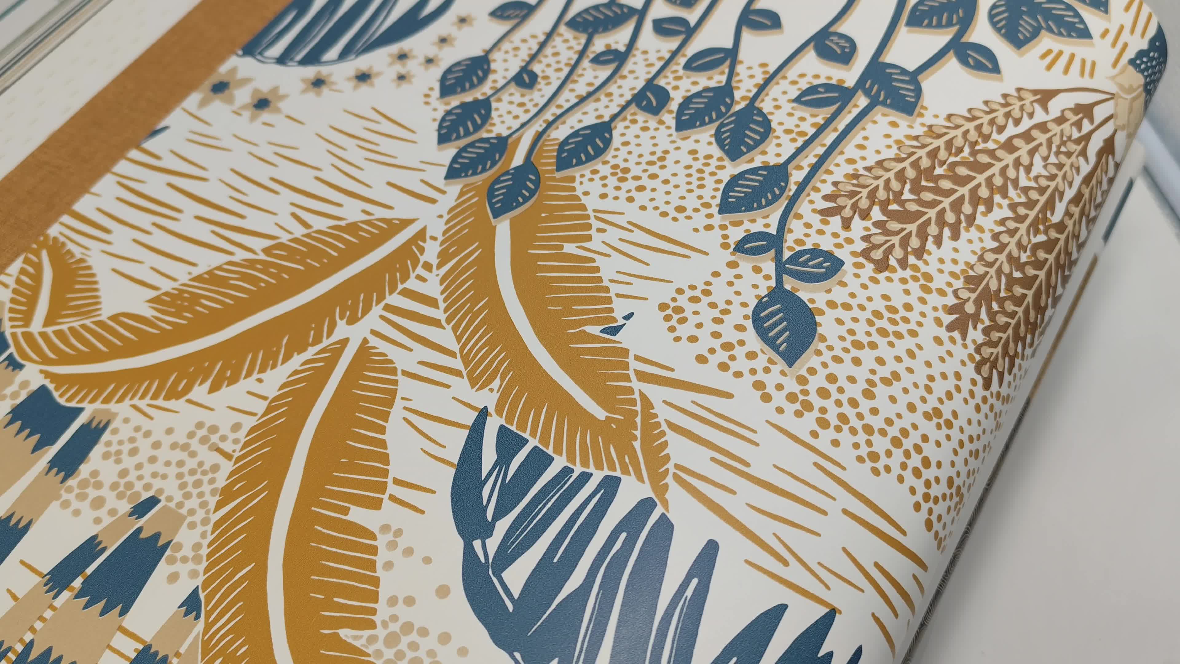 Design tapéta indigókék pálmafa mintával rajzolt stílusban